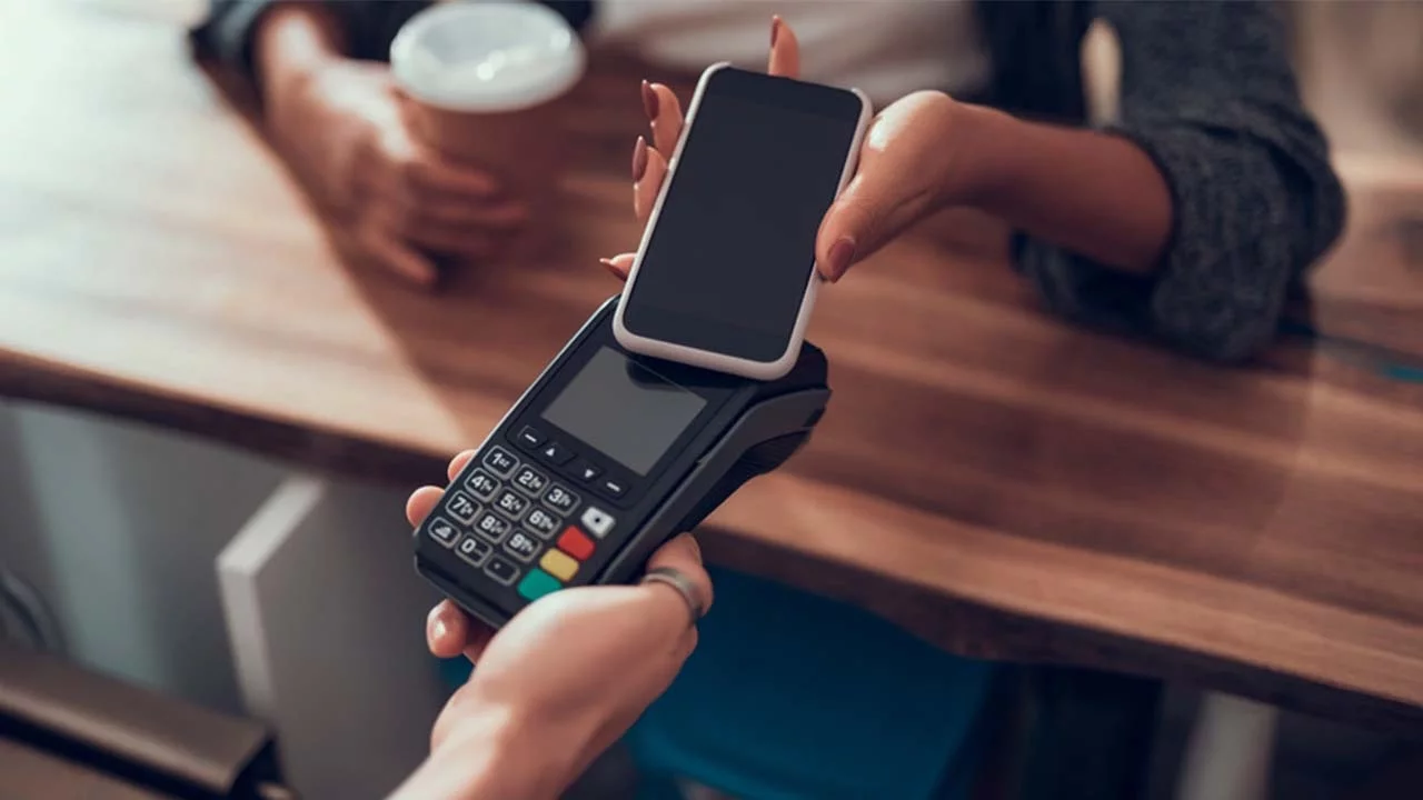 Como pagar utilizando a aproximação do smartphone? Aprenda como habilitar esse recurso