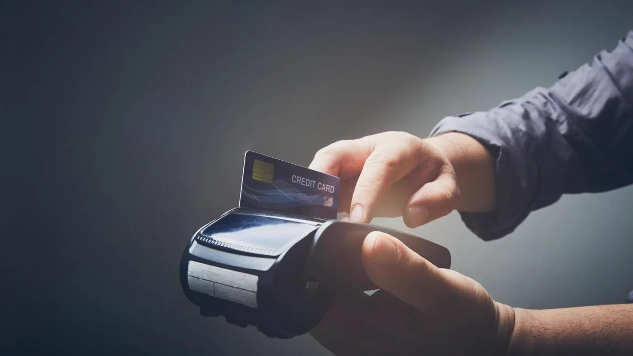 O que acontece se eu passar meu cartão na minha maquininha? É ilegal?