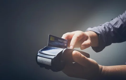 "Descubra as consequências de passar seu cartão na sua própria maquininha - será que é ilegal?"